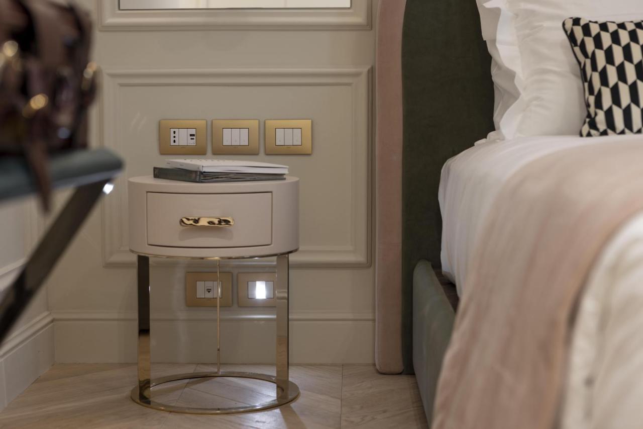 Hotel La Gemma Firenze Eksteriør bilde A bedside table